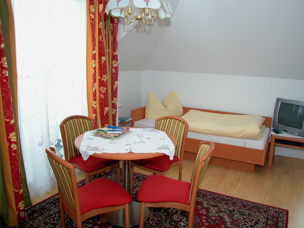 Pension Hiesel-Villa Untersbergblick Anthering Стая снимка